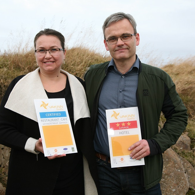 Hulda E. Daníelsdóttir og Gunnlaugur Jónasson með viðurkenningu Vakans.