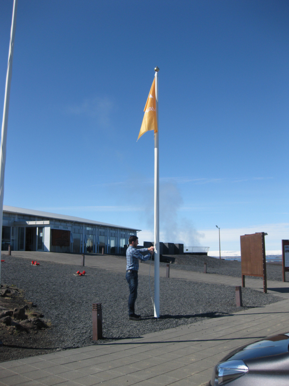 VAKA fáni reistur að húni