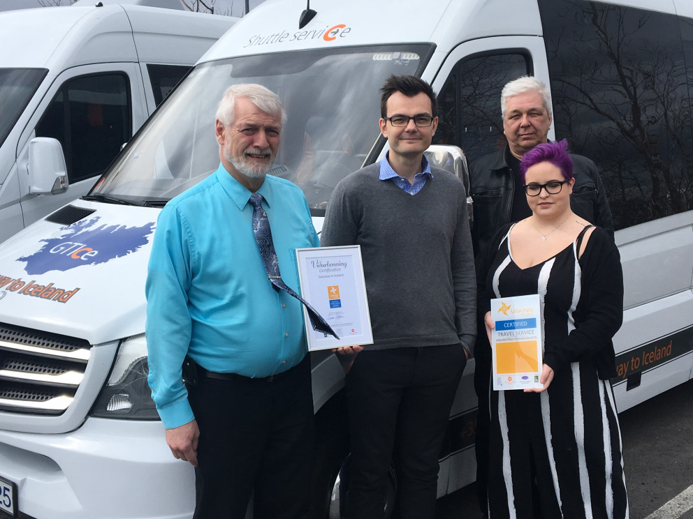 Frá afhendingu Vakans. Á myndinni eru f.v. Guðmundur, Ásgeir, Jón og Tinna.