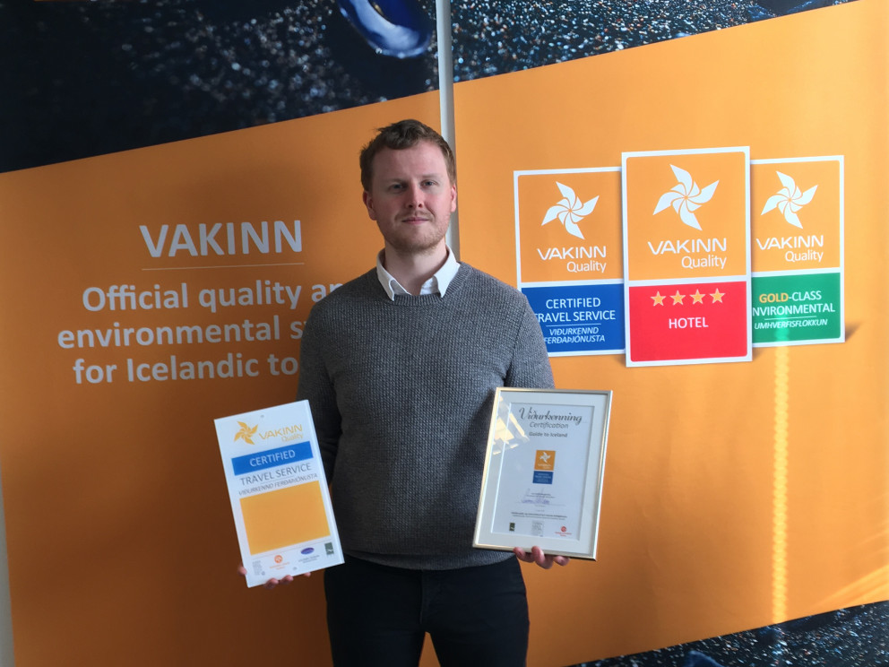 Ólafur Óli rekstrarstjóri með viðurkenningar Vakans