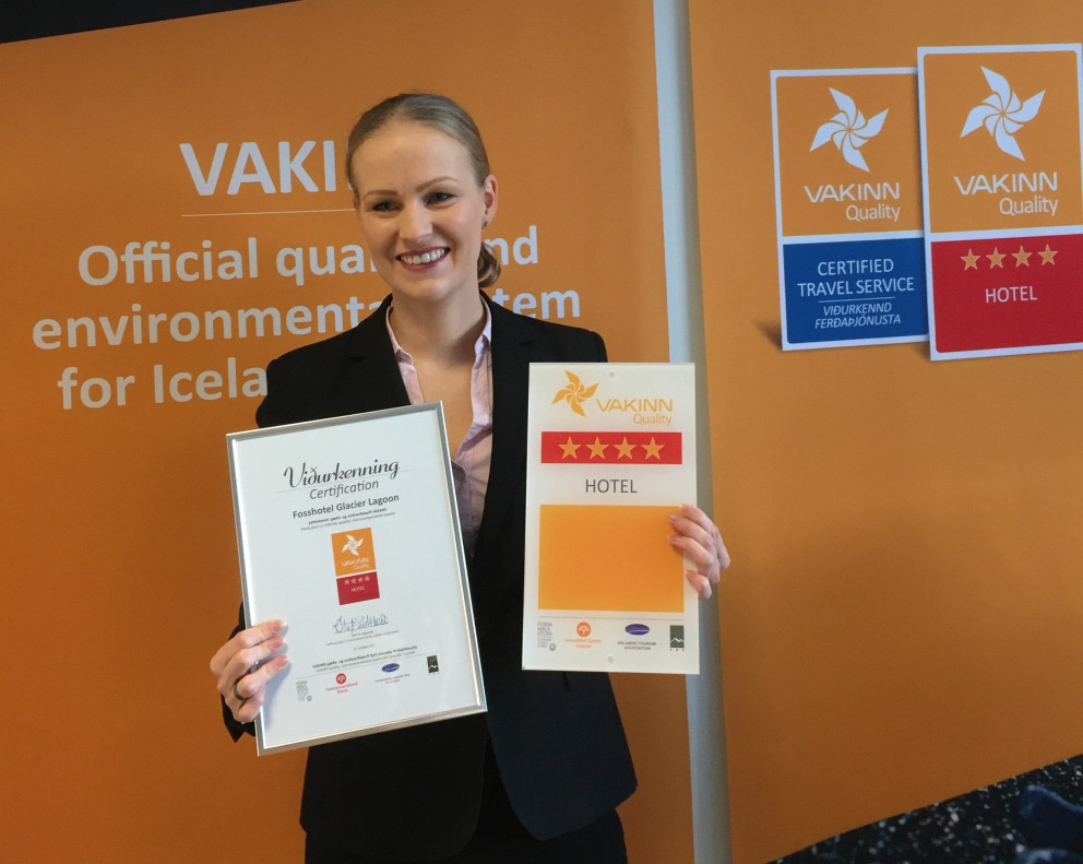 Unnur Arnarsdóttir hótelstjóri með viðurkenningu Vakans.