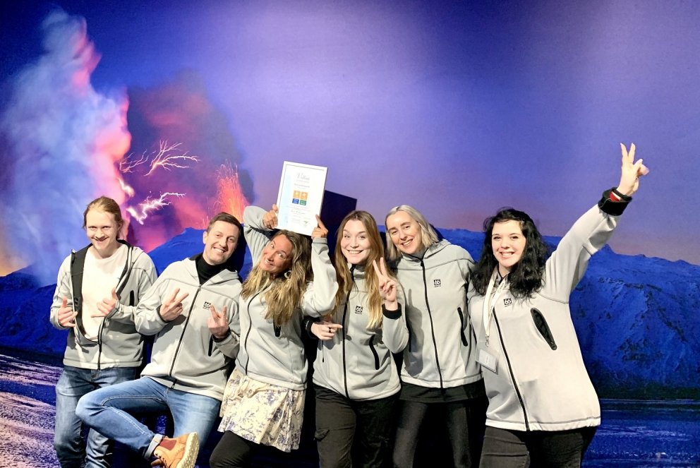 Agustina Sidders leiddi verkefnið við innleiðingu Vakanns og heldur hún á viðurkenningarskjalinu. Að…