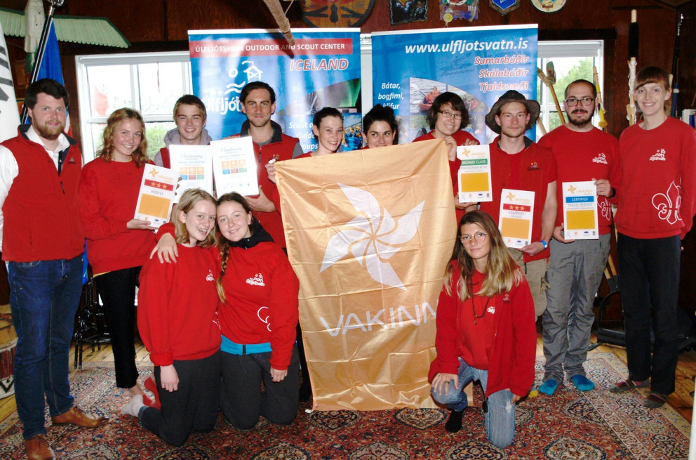 Glaðir starfsmenn Úlfljótsvatns við afhendinguna.