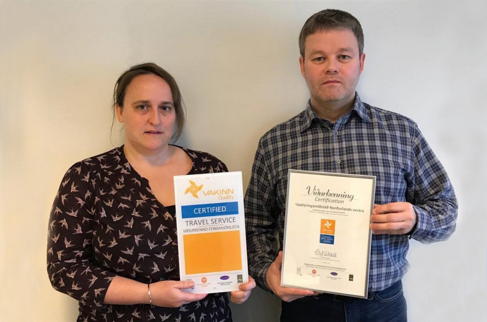 Sarah Holzem og Sigfús Ingi Sigfússon með viðurkenningu Vakans.