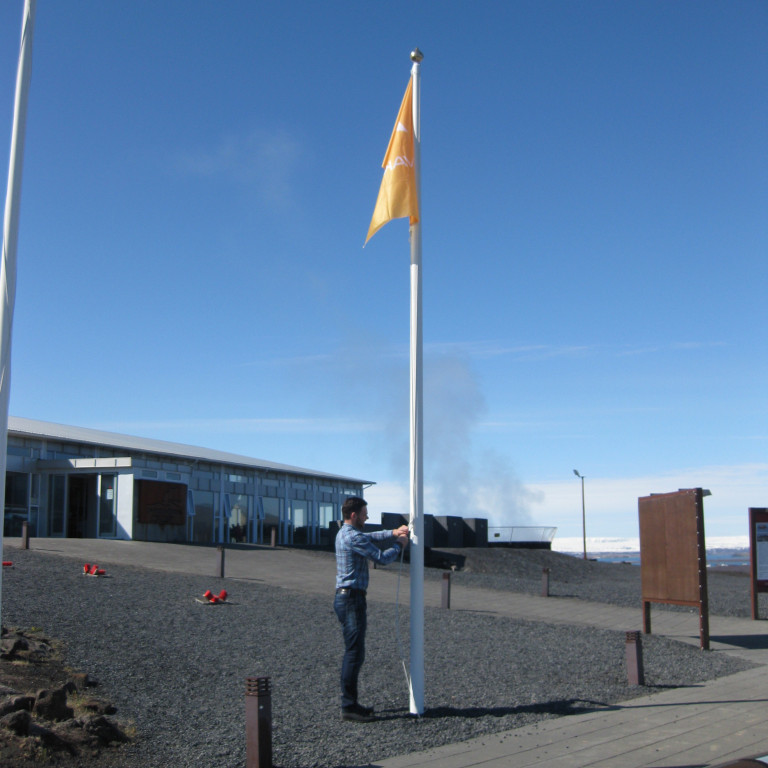 VAKA fáni reistur að húni