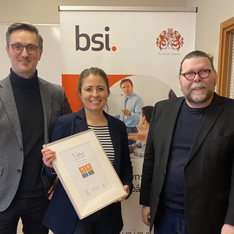 Á myndinni eru frá vinstri Sævar og Jónína frá Blue Car Rental og Ævar Einarsson frá skoðunarstofunn…