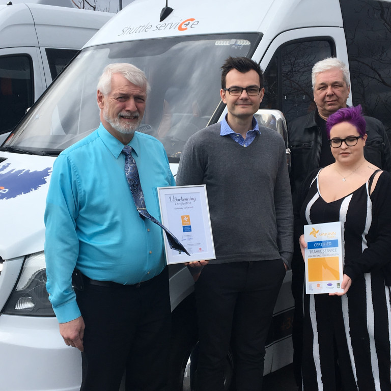 Frá afhendingu Vakans. Á myndinni eru f.v. Guðmundur, Ásgeir, Jón og Tinna.