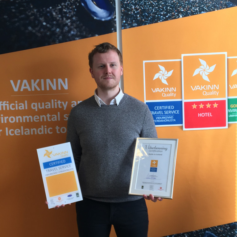 Ólafur Óli rekstrarstjóri með viðurkenningar Vakans