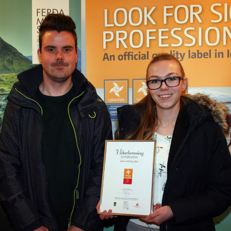 Ragnar Freyr Olsen og Vildís Björk Bjarkadóttir veittu viðurkenningu Vakans viðtöku.