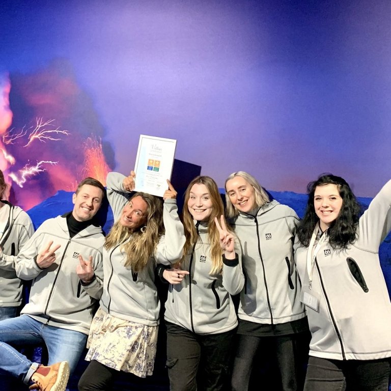 Agustina Sidders leiddi verkefnið við innleiðingu Vakanns og heldur hún á viðurkenningarskjalinu. Að…