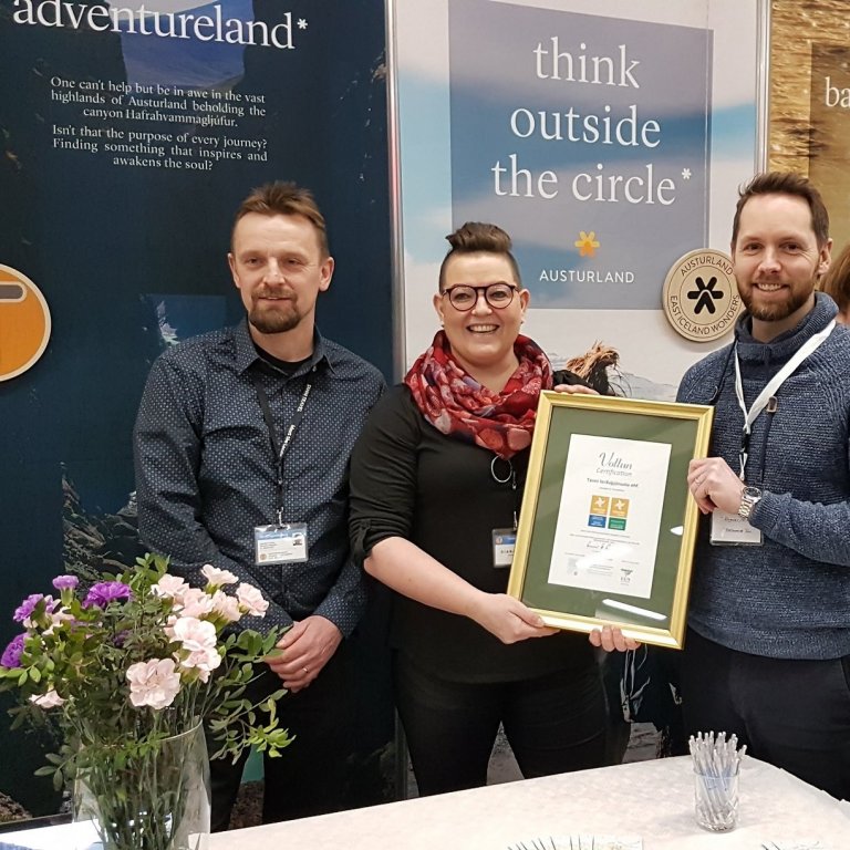 Díana Mjöll Sveinsdóttir framkvæmdastjóri Tanna Travel fyrir miðju. Vinstra megin við hana er Sigurb…