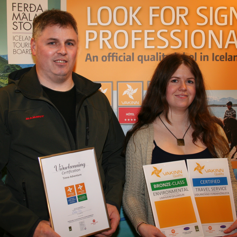 Ingólfur Finnsson og Hrefna Ingólfsdóttir Melsteð veittu viðurkenningunni viðtöku.