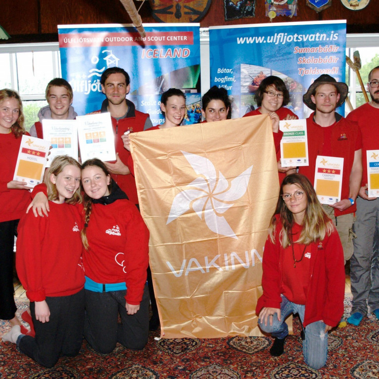 Glaðir starfsmenn Úlfljótsvatns við afhendinguna.