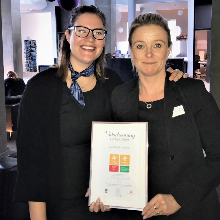 Erla Torfadóttir og Eyrún Torfadóttir með viðurkenningu Vakans.